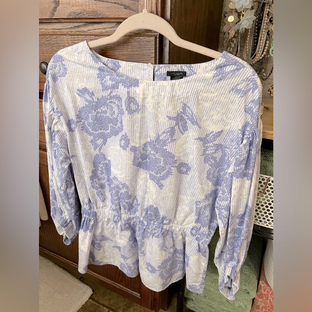 Ann Taylor adorable, fun patterned top